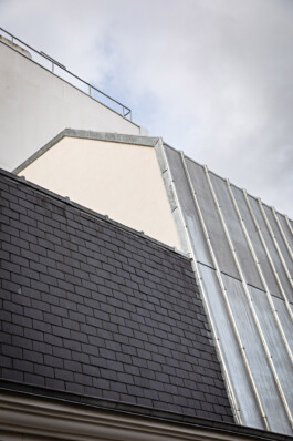 Vue extérieure surélévation zinc maison Neuilly-sur-Seine — toiture ardoise extension zinc joint debout — Bilal Deshayes architecte d'intérieur Paris