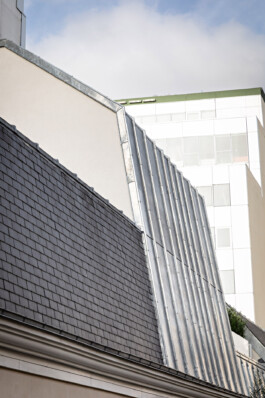 Surélévation zinc sur toiture ardoise maison Neuilly-sur-Seine — extension verticale façade zinc — Bilal Deshayes architecte d'intérieur Paris