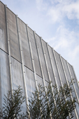 Détail bardage zinc surélévation maison Neuilly-sur-Seine — façade zinc joint debout — Bilal Deshayes architecte d'intérieur Paris