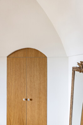 Armoire sur mesure en chêne avec sommet cintré, voûte et miroir doré, maison Grimaldi Ligurie — Bilal Deshayes architecte d'intérieur