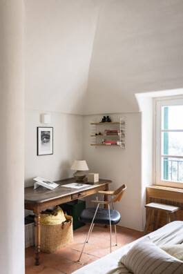 Espace bureau avec table ancienne en bois et chaise Eames, voûte en enduit, maison Grimaldi Superiore — Bilal Deshayes architecte d'intérieur