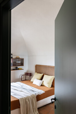 Chambre avec voûte en arc et tête de lit en rotin, maison rénovée Grimaldi Superiore Ligurie — Bilal Deshayes architecte d'intérieur