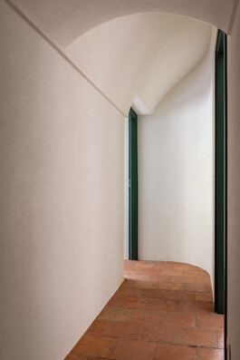 Couloir voûté avec sol en tomettes terracotta et menuiseries vert foncé, maison Grimaldi Superiore Italie — Bilal Deshayes architecte d'intérieur