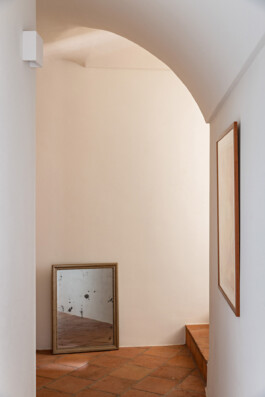 Couloir voûté avec sol en tomettes terracotta et menuiseries vert foncé, maison Grimaldi Superiore Italie — Bilal Deshayes architecte d'intérieur