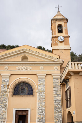 Église baroque de Grimaldi Superiore avec clocher et vitrail, village médiéval Ligurie Italie