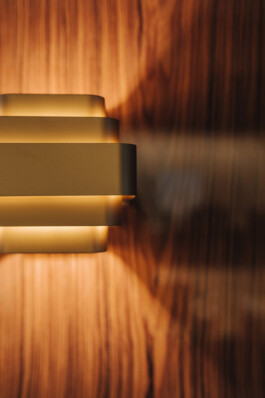 Détail boiserie palissandre laqué laiton brossé boutique March LAB Soho Londres — retail design luxe — Bilal Deshayes architecte d'intérieur Paris