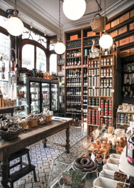 Intérieur épicerie fine Le Comptoir de la Gastronomie Paris Ier — étagères vins conserves boiseries Art Nouveau carreaux ciment — rénovation Bilal Deshayes architecte d'intérieur Paris