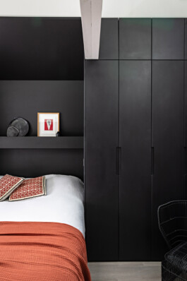 Chambre avec dressing en bois brûlé Shou Sugi Ban, surélévation duplex résidentiel — Bilal Deshayes architecte d'intérieur Paris Neuilly-sur-Seine