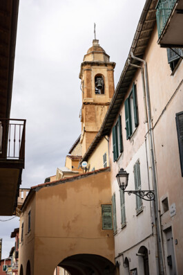Ruelle médiévale avec clocher et façades ocre, village de Grimaldi Superiore Vintimille Ligurie Italie