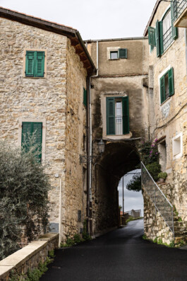 Ruelle médiévale avec clocher et façades ocre, village de Grimaldi Superiore Vintimille Ligurie Italie