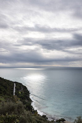 Vue mer depuis la chambre avec porte-fenêtre et volets verts, maison Grimaldi Superiore Ligurie — Bilal Deshayes architecte d'intérieur