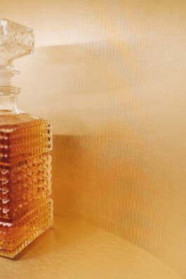 Détail montre vitrine verre cannelé boutique March LAB Soho Londres — retail horlogerie luxe — Bilal Deshayes architecte d'intérieur Paris