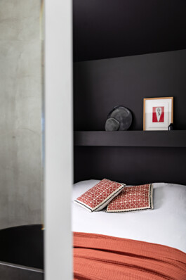 Salle de bain suite parentale maison Neuilly-sur-Seine — vasques noires plâtre minéral Shou Sugi Ban — surélévation résidentielle Bilal Deshayes architecte d'intérieur Paris