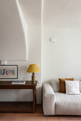 Coin salon avec console en bois tourné, lampe ocre et canapé modulaire, maison Grimaldi Superiore Italie — Bilal Deshayes architecte d'intérieur