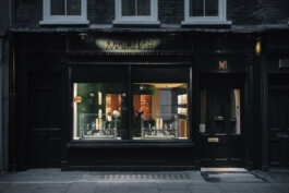 Façade boutique March LAB Lexington Street Soho Londres — menuiserie noire vitrine horlogerie — Bilal Deshayes architecte d'intérieur Paris