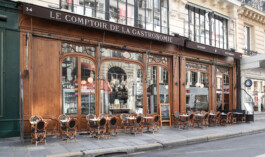Façade vue large Le Comptoir de la Gastronomie rue Montmartre Paris Ier — boiseries brasserie historique terrasse — rénovation Bilal Deshayes architecte d'intérieur Paris