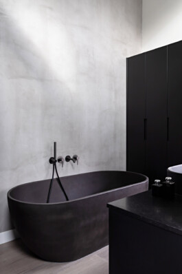 Salle de bain suite parentale maison Neuilly-sur-Seine — vasques noires plâtre minéral Shou Sugi Ban — surélévation résidentielle Bilal Deshayes architecte d'intérieur Paris