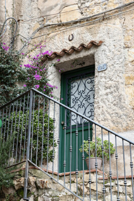 Église baroque de Grimaldi Superiore avec clocher et vitrail, village médiéval Ligurie Italie