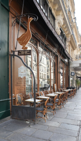 Façade Le Comptoir de la Gastronomie rue Montmartre Paris Ier — épicerie fine foie gras depuis 1894 terrasse — rénovation Bilal Deshayes architecte d'intérieur Paris