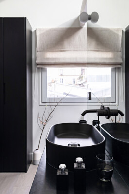 Salle de bain suite parentale maison Neuilly-sur-Seine — vasques noires plâtre minéral Shou Sugi Ban — surélévation résidentielle Bilal Deshayes architecte d'intérieur Paris