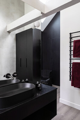 Salle de bain suite parentale maison Neuilly-sur-Seine — vasques noires plâtre minéral Shou Sugi Ban — surélévation résidentielle Bilal Deshayes architecte d'intérieur Paris